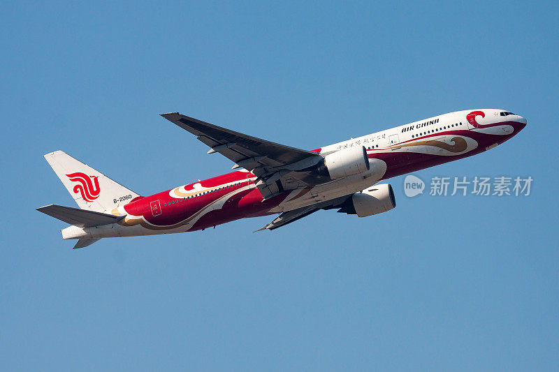 中国国际航空公司波音777-200 B-2060客机在香港赤腊角机场起降